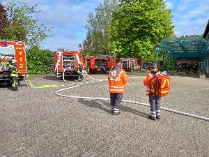 Bild: Ordnung des Einsatzraumes; hier zwei Züge, ein dritter Zug in der Straße -Am Rotenberg-