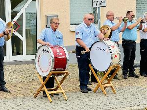 Bild: Musikalische Begleitung durch den Fanfarenzug des Löschbezirks Eppelborn