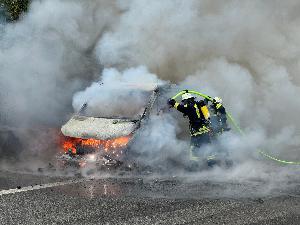 Bild: Kleinbus gerät auf der Autobahn in Brand