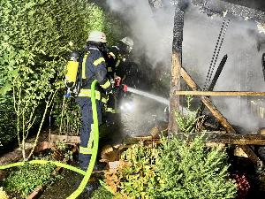 Bild: Brand eines Holzunterstands in der Marienstraße