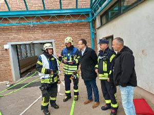 Bild: Führungskräfte (Abschnitts- und Gruppenführer) im Gespräch mit Bürgermeister, Ortsvorsteher und Wehrführung