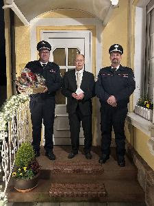 Bild: Gratulation durch die Löschbezirksführung