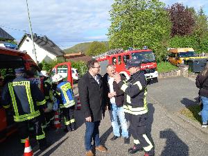 Bild: Der stellv. Wehrführer Thorsten Fuchs weist Bürgermeister Dr. Andreas Feld und Ortsvorsteher Frank Klein in die Übungslage und die Besonderheiten der Rothenbergschule ein