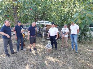 Bild: Unsere Freunde aus Nehesdorf überreichen einen Präsentkorb