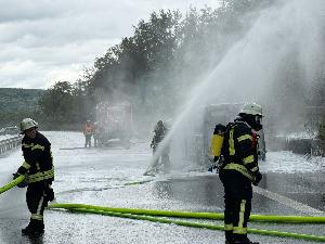 Bild: Kleinbus gerät auf der Autobahn in Brand