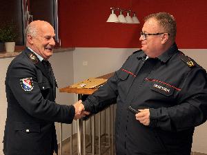 Bild: BM Helmut Ruschel wurde für seine Verdienste im Bereich der Jugendfeuerwehr mit der Ehrennadel der saarländischen Jugendfeuerwehr in Silber durch den Landesjugendbeauftragten Christoph Gillmann geehrt.