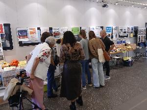 Bild: Reger Andrang am Stand der Feuerwehr