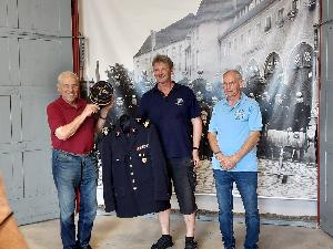 Bild: Offizieller Übergabeakt der Luxemburger Ausgehuniform durch Robert Deutsch (rechts stehend)