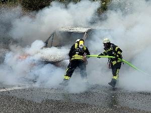 Bild: Kleinbus gerät auf der Autobahn in Brand