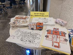 Bild: Das war der Renner am Stand. Infos, Mal- und Bastelbögen für die Enkel. Gummibärchen und zuckerfreie Bonbons gab es auch für die Senioren!