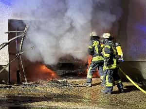 Bild: Brand eines Pkw in einer Garage in der Hierscheider Straße