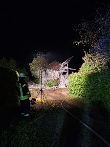 Bild: Nächtlicher Vollbrand eines Carports mit Pkw und Brennholzlager in Habach