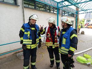 Bild: Besprechung eines Zugführers mit seinen Gruppenführern