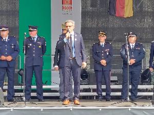 Bild: Bürgermeister Jörg Gampe bei seinen Worten an die Feuerwehrkameraden.