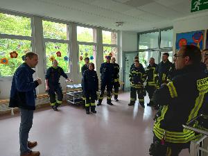 Bild: Begehung der Rothenbergschule mit Hinweisen durch den Rektor Herrn Engel