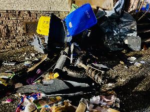 Bild: Auslaufende Betriebsstoffe nach Verkehrsunfall in der Dirminger Straße