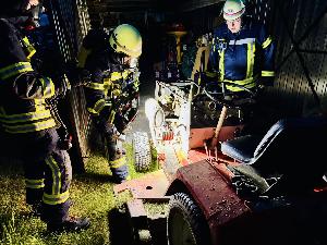 Bild: Schwelbrand an einem Aufsitzrasenmäher in Wiesbach