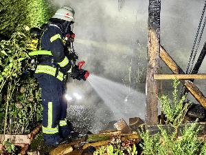 Bild: Brand eines Holzunterstands in der Marienstraße